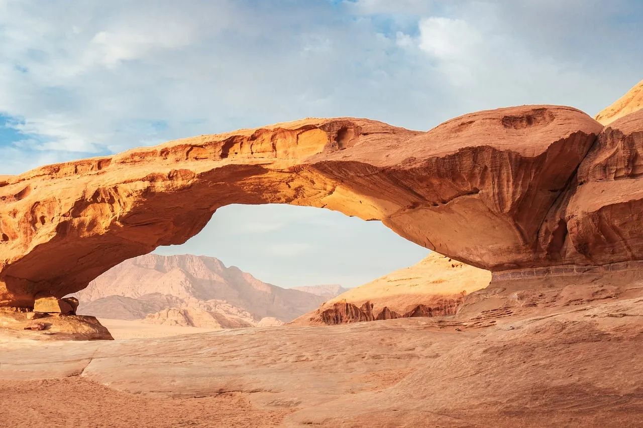 Une arche rocheuse naturelle au-dessus du désert