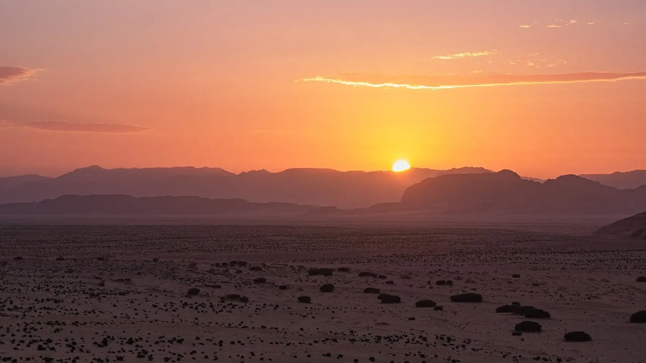 Coucher de soleil sur les montagnes du désert