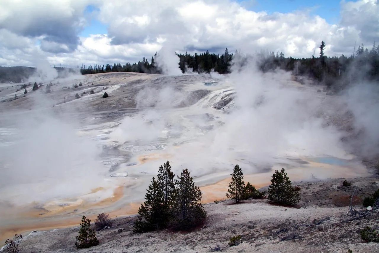 Vapeur s’élevant au-dessus d’un bassin de geysers